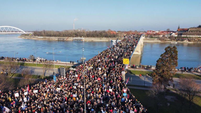 Huge crowds demonstrate with determination in Serbia