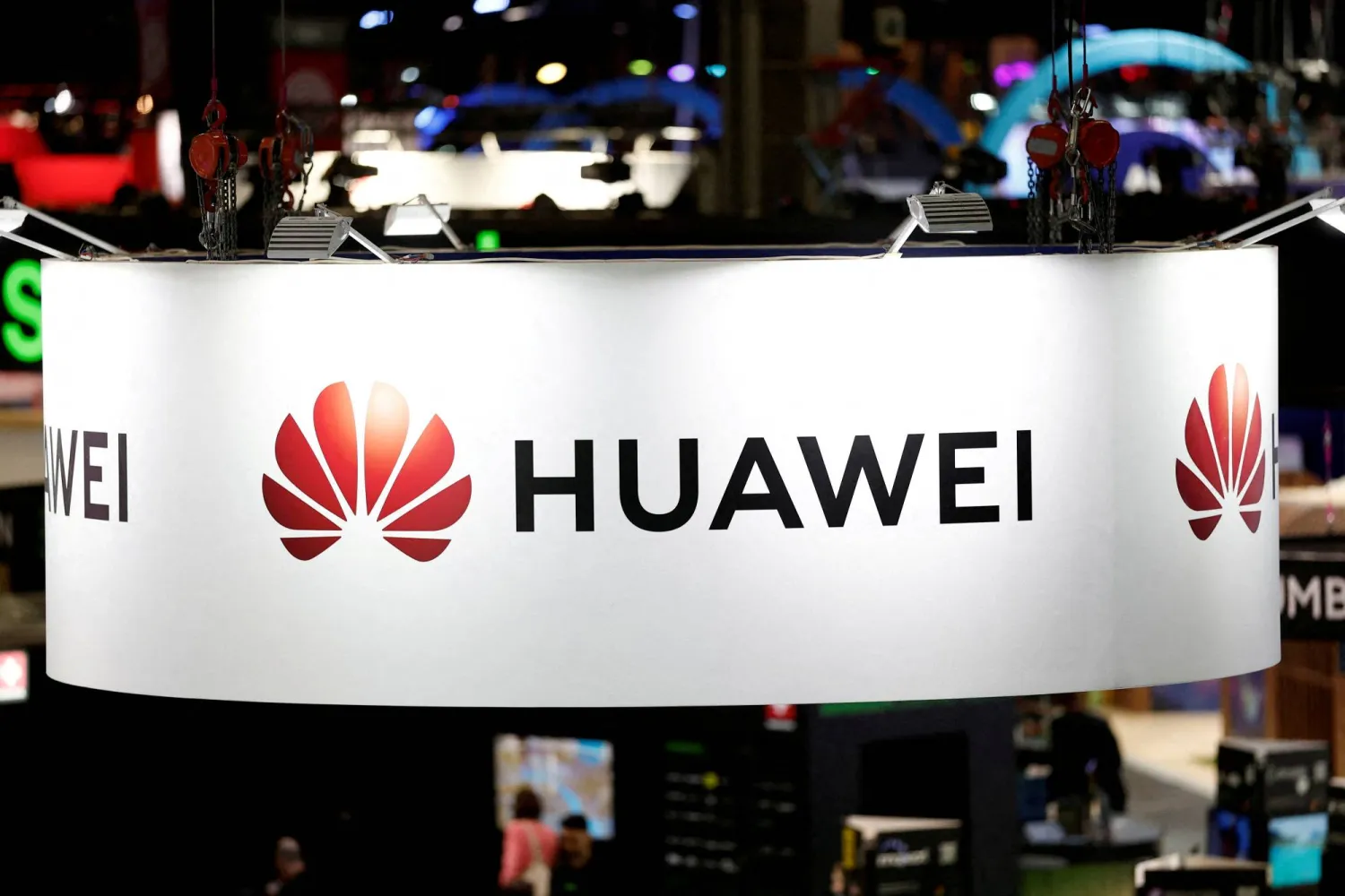 Huawei's First-half Profit Plunges on Heavy R&D Spending