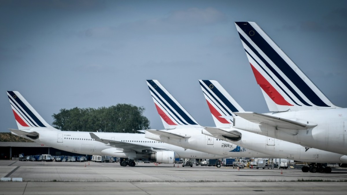 Paris airports to cancel 40 pct of flights over air traffic controllers' strike
