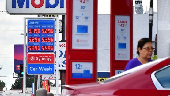 U.S. average retail gasoline price hits 4-dollar per gallon mark