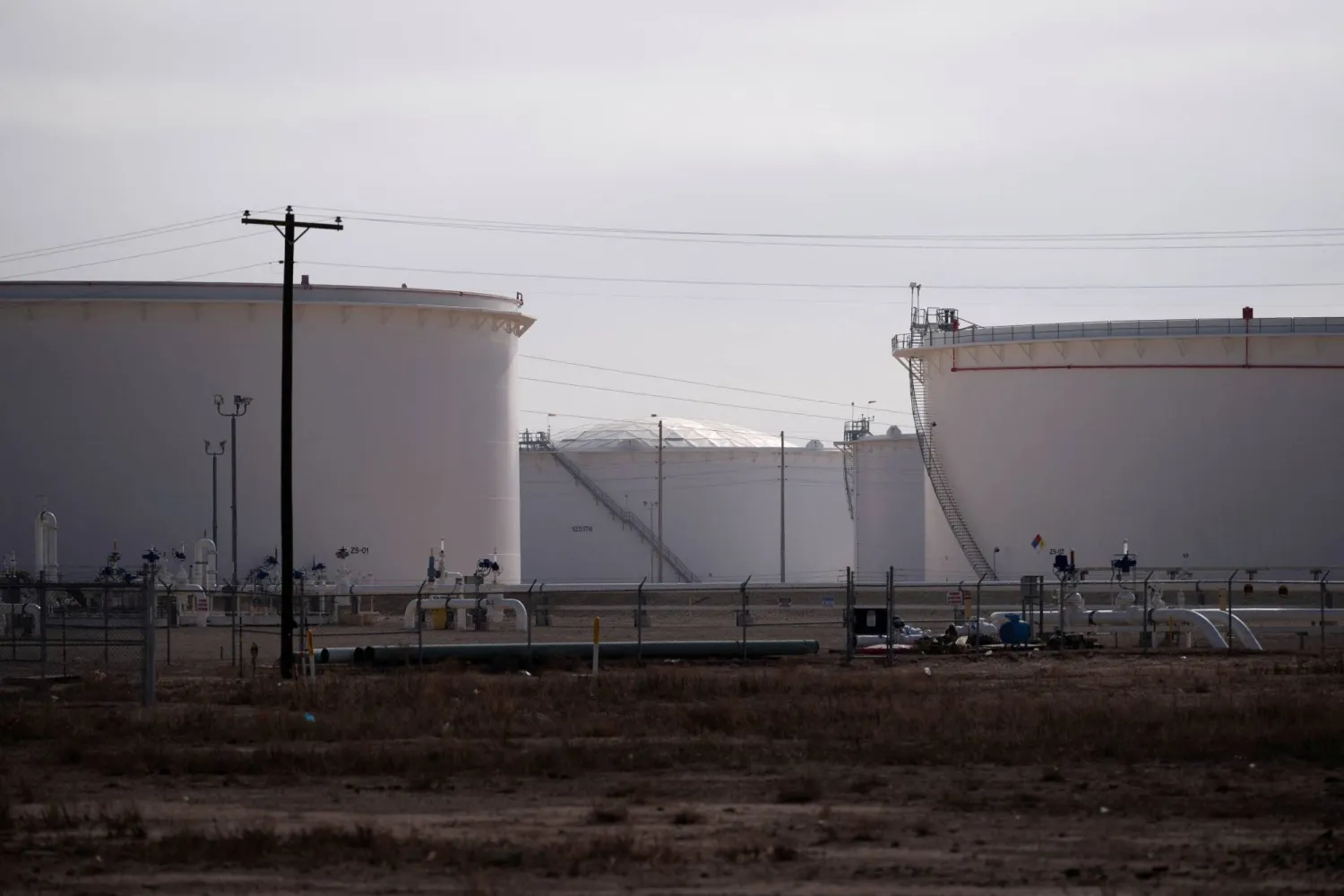 Oil Jumps 4% as New Military Strikes Threaten Hormuz Shipments