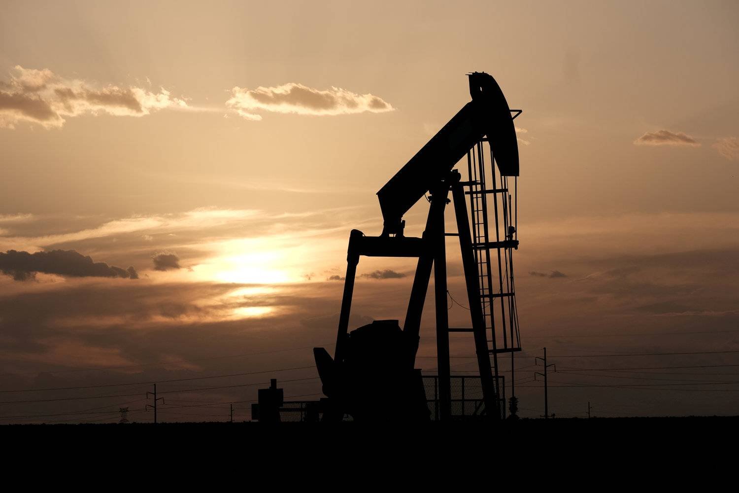 Oil Prices Dip as Geopolitical Risks Stabilize, China Demand Weighs