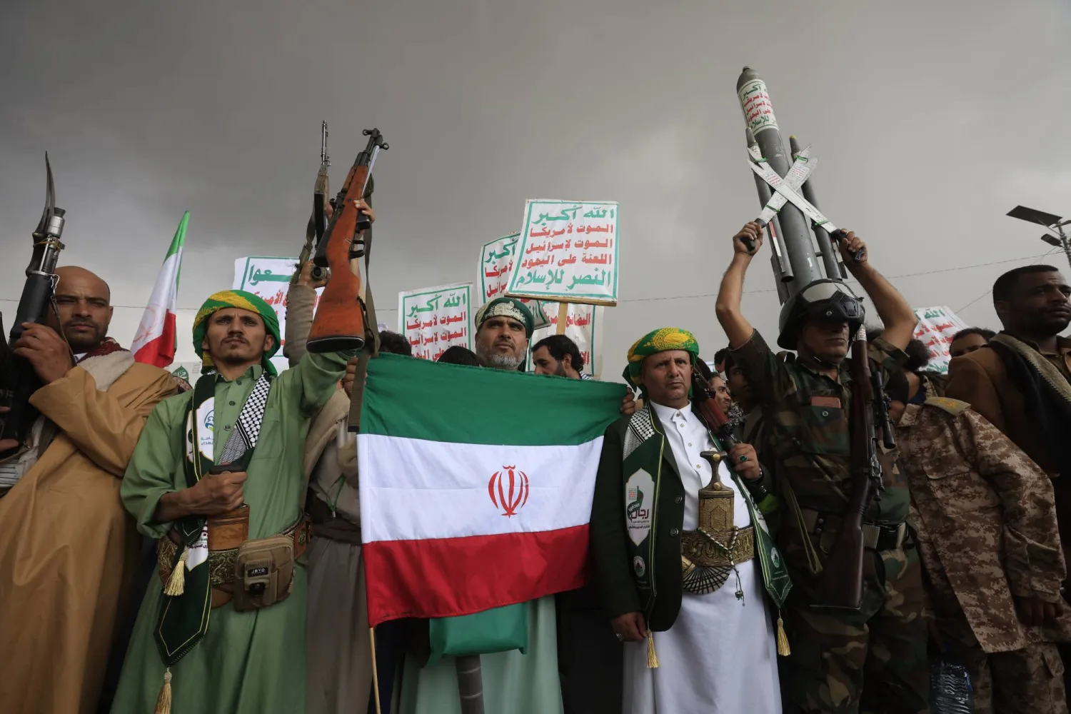 Houthis on Alert for Possible Attack by Govt Forces on Multiple Fronts