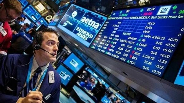 U.S. stocks retreat as federal gov't shutdown drags on