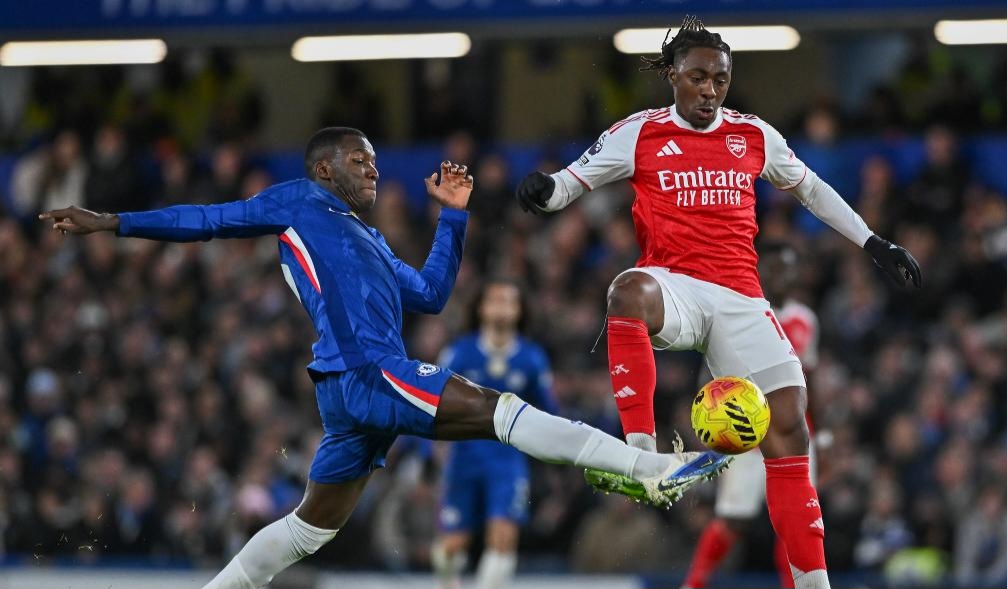 Ten-man Chelsea frustrates Arsenal, Man Utd beats Crystal Palace