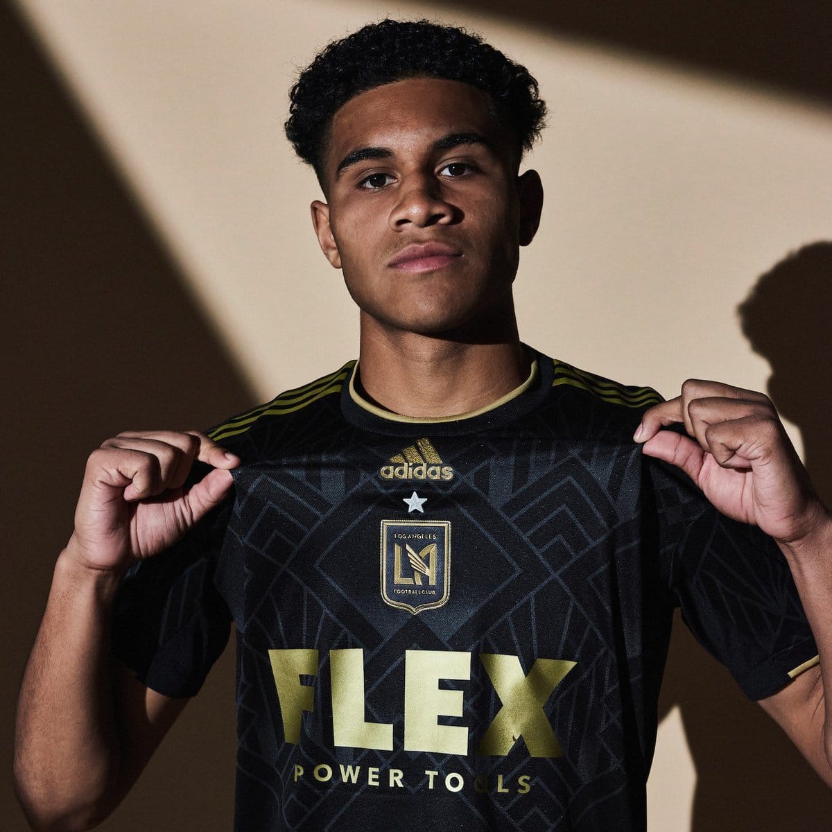 Defender Leone joins Pumas UNAM on loan