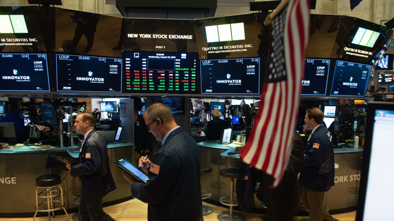 U.S. stocks close little changed after weak consumer sentiment data