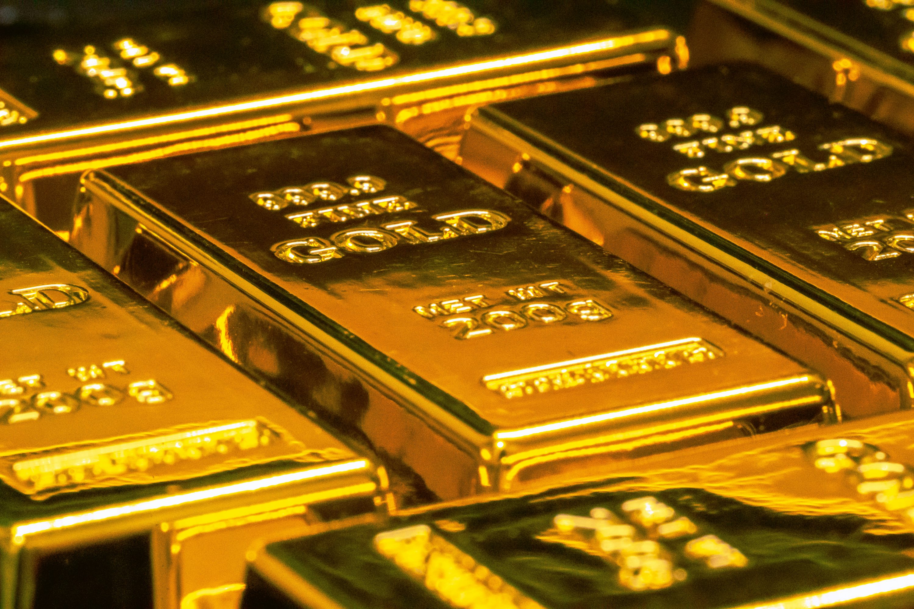  Gold Retreats as Dollar Firms; Fed Decision Looms