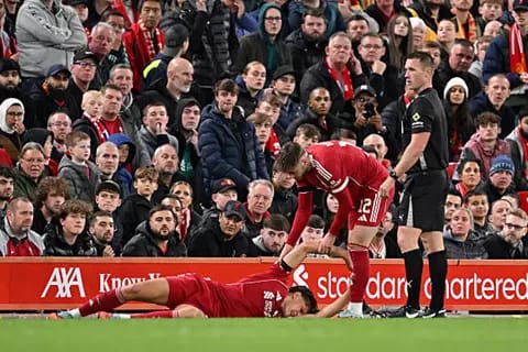 Liverpool's Leoni suffers suspected ACL injury on debut