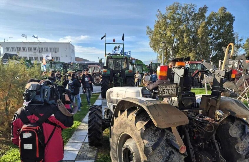 Greek farmers open to dialogue as nationwide protests continue
