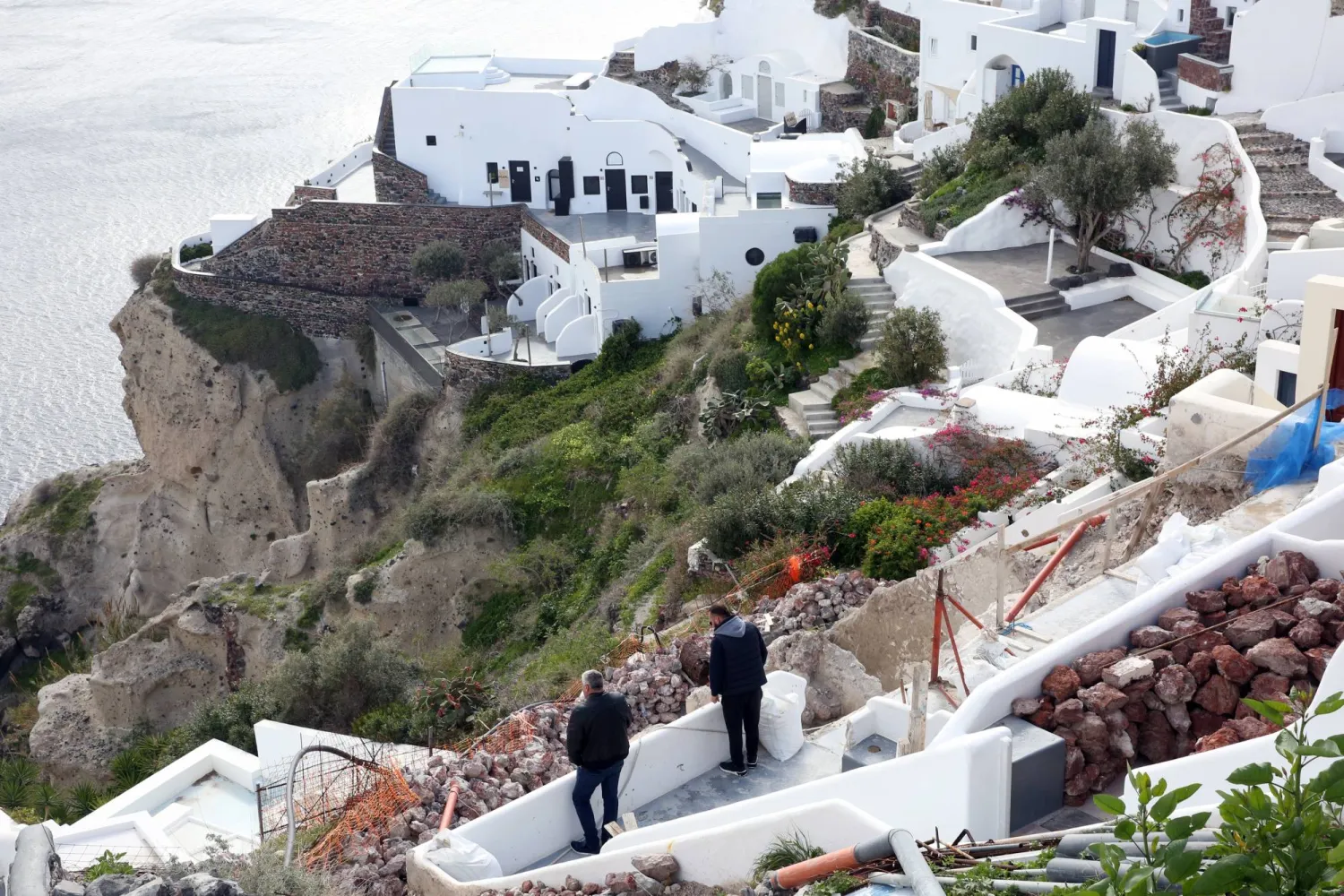 Greek PM Says State on Alert over Santorini Quakes, Urges Calm