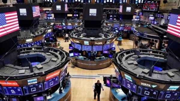 U.S. stocks fall amid rebounding oil prices, mixed economic data