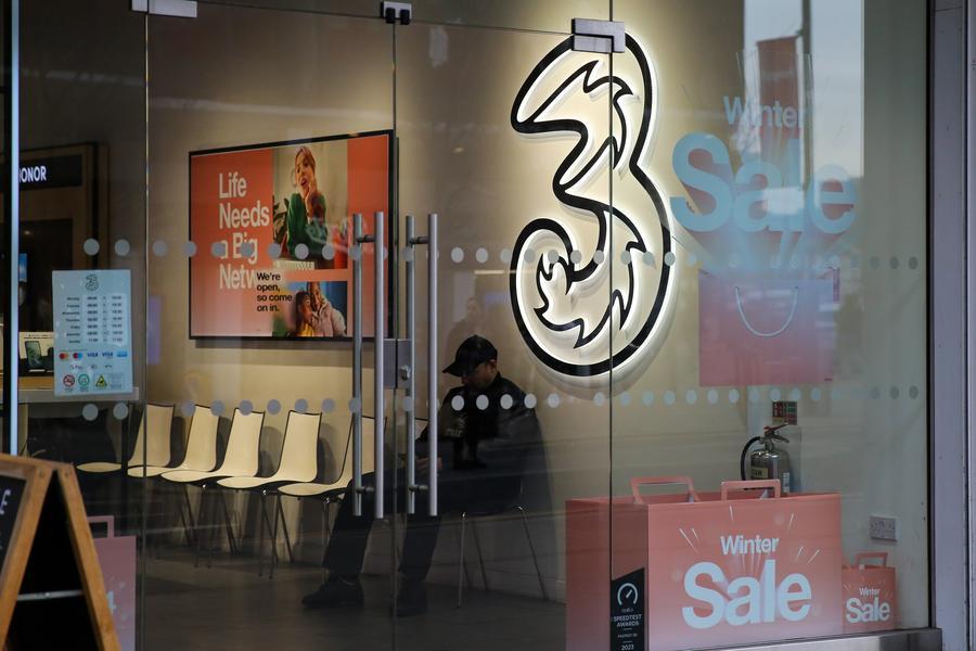 Britain's economy sees marginal growth in late 2025, underlying weaknesses persist