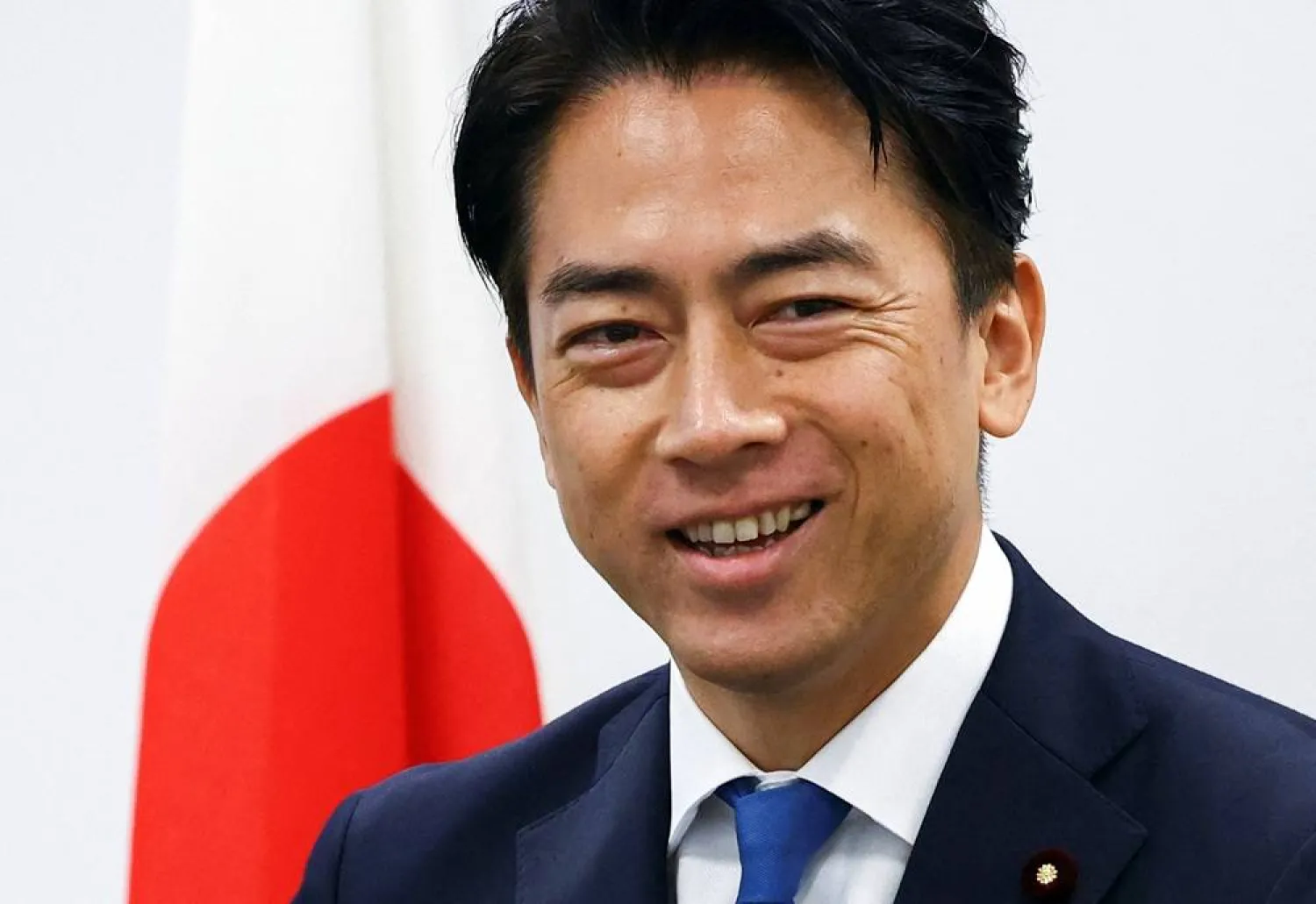 Japan PM Contender Koizumi Vows Wage Hikes to Counter Inflation
