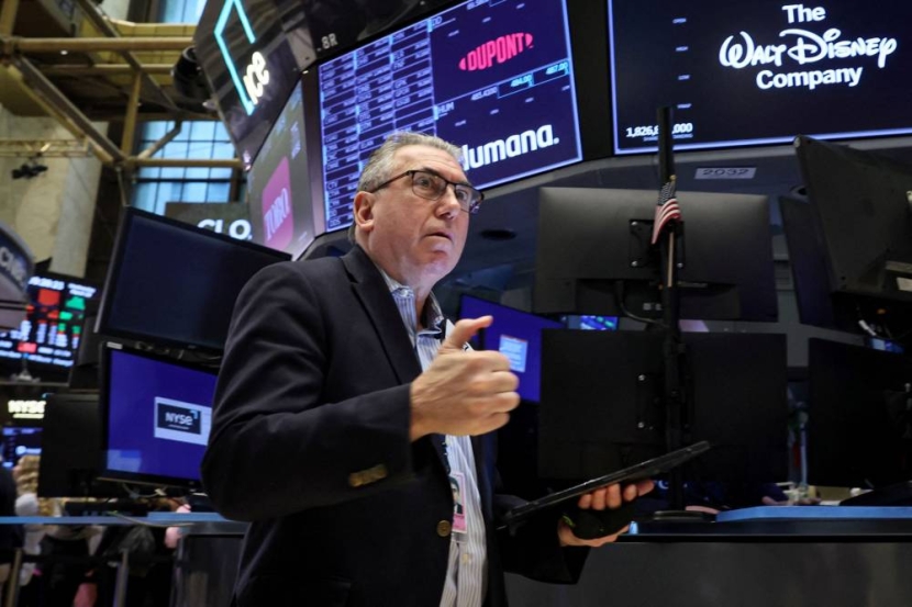 U.S. stocks close higher despite job worries