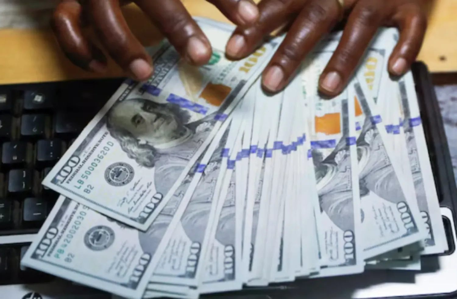 Dollar Hits 2-week Low as Traders Ponder Trump Tariff Plans