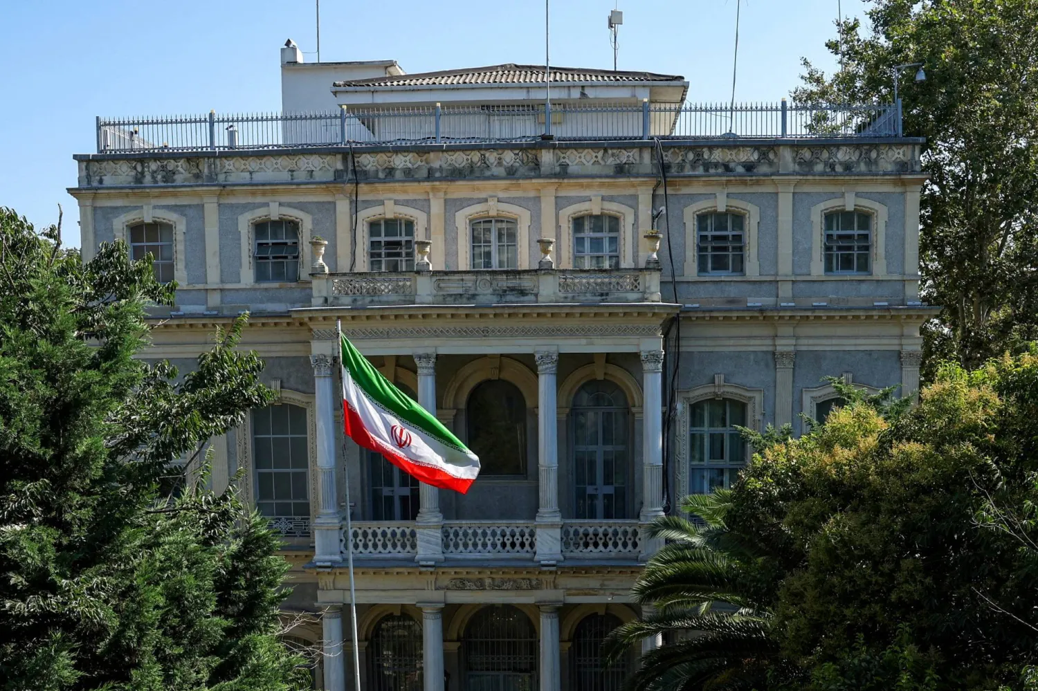 Iran, European Powers Meet in Geneva as Threat of Sanctions Looms Large