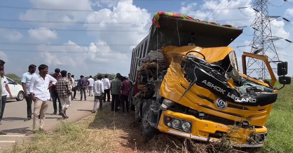 17 killed in bus-truck collision in India's Karnataka