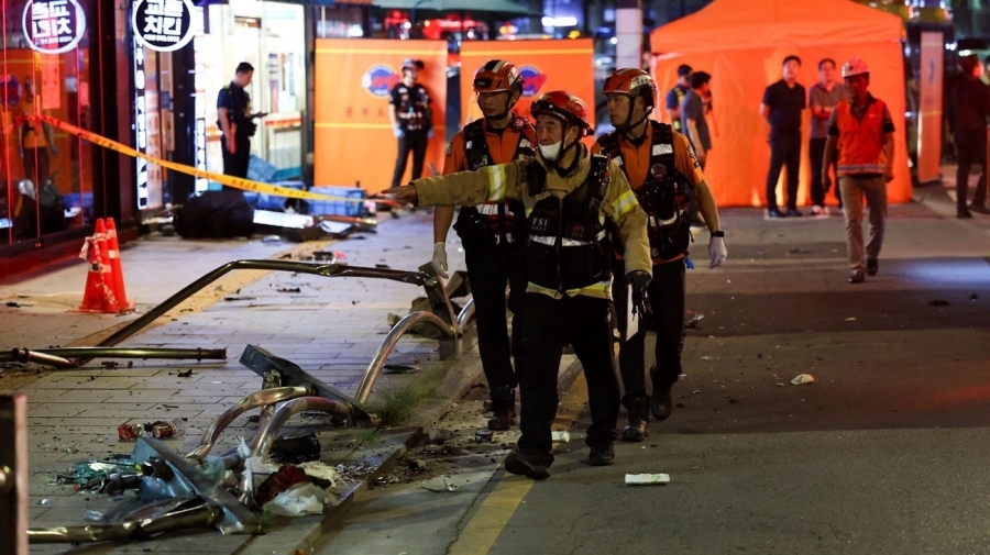 4 injured as bus crashes into sidewalk in S. Korea's capital