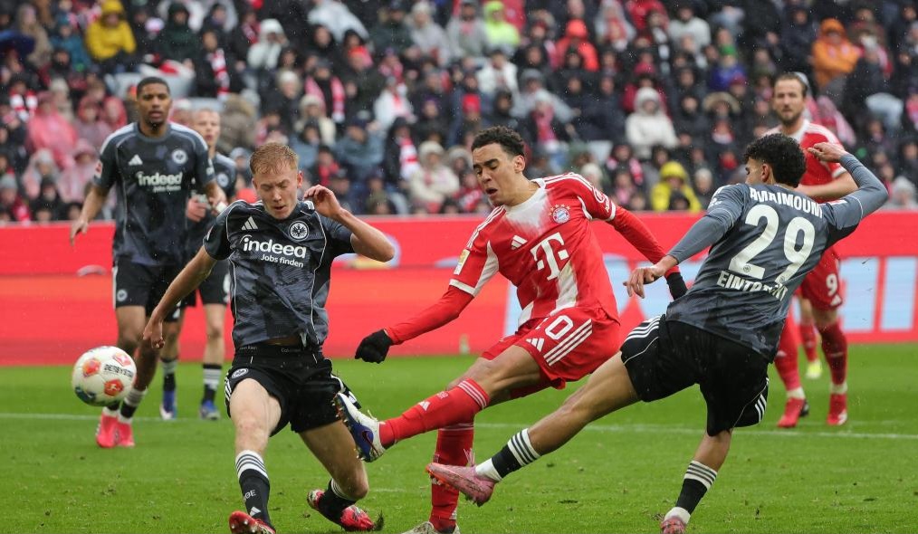 Bundesliga leader Bayern holds off late Frankfurt rally
