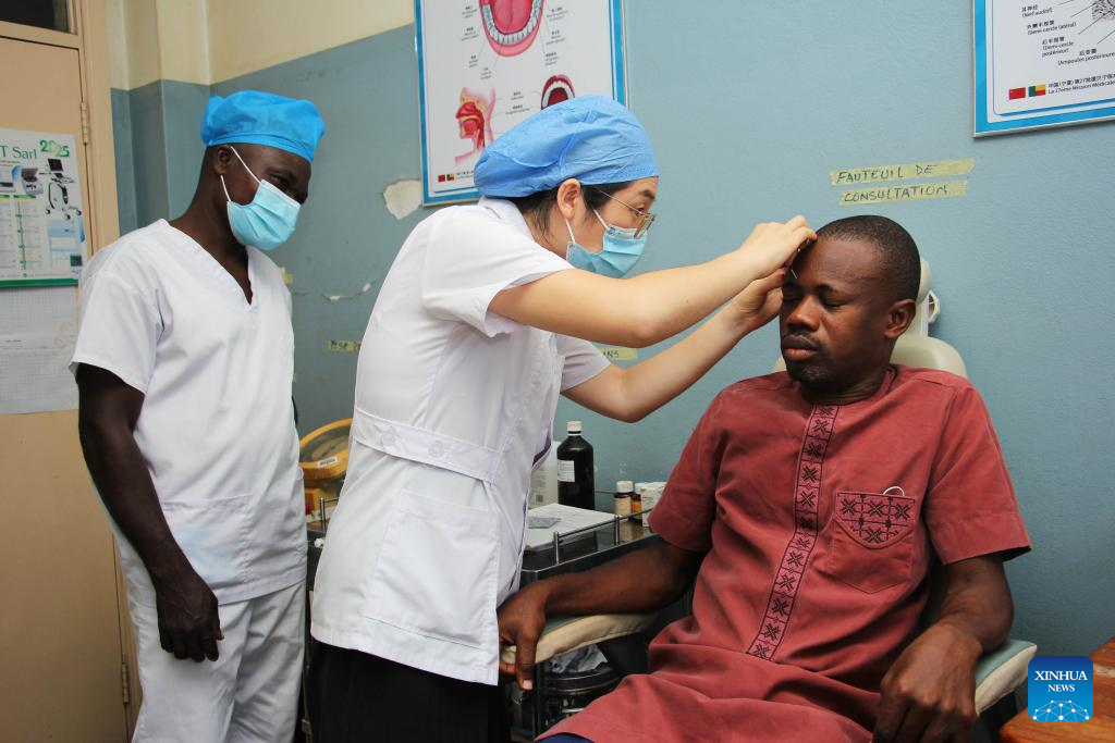 Feature: Chinese medics treat patients, empower locals in Benin