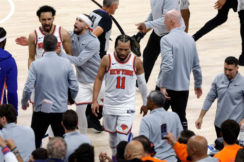Knicks rally to beat Spurs in NBA Finals game-one thriller