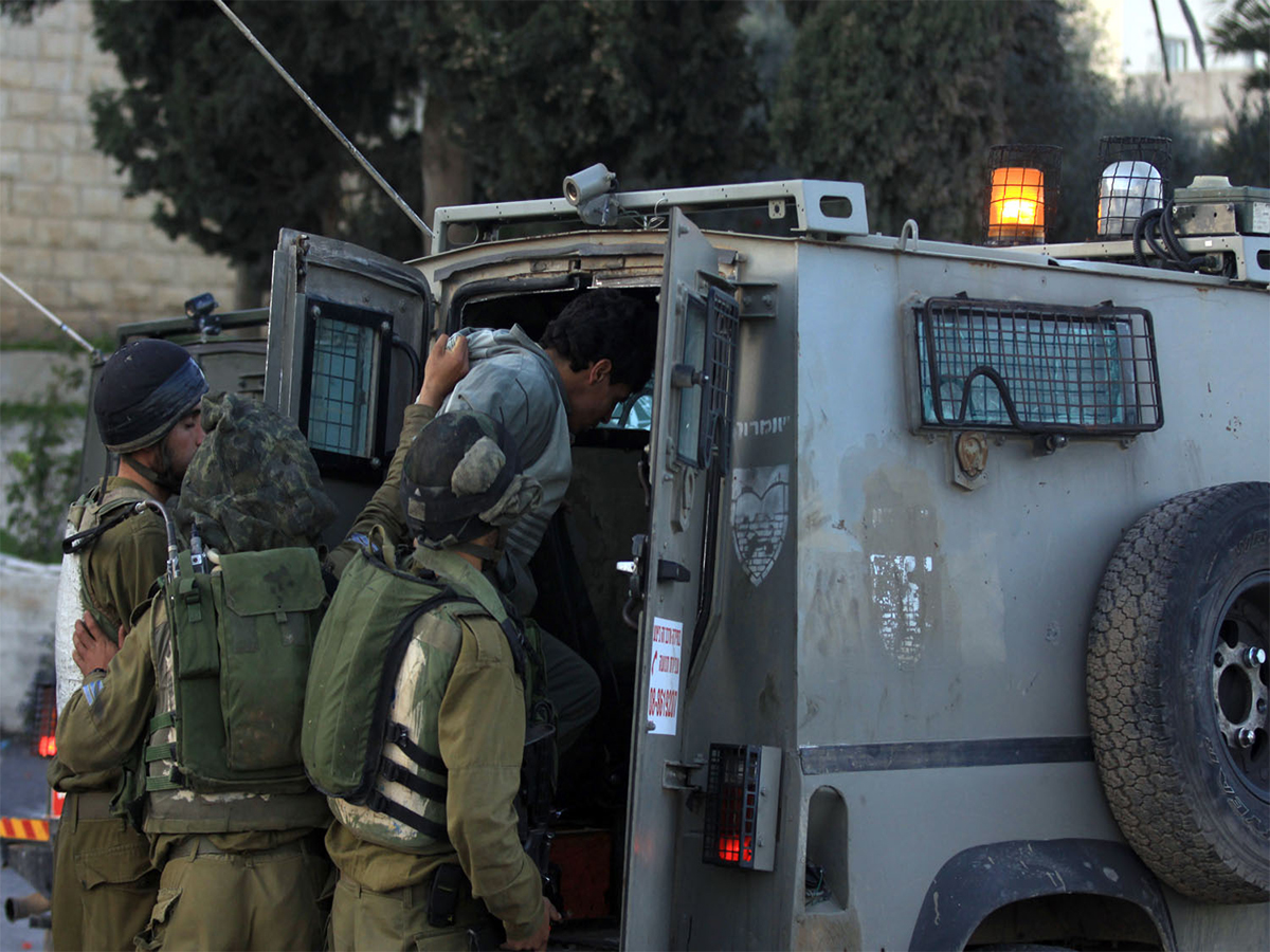 Israeli Occupation Arrests 17 Palestinians in Several Areas in West Bank