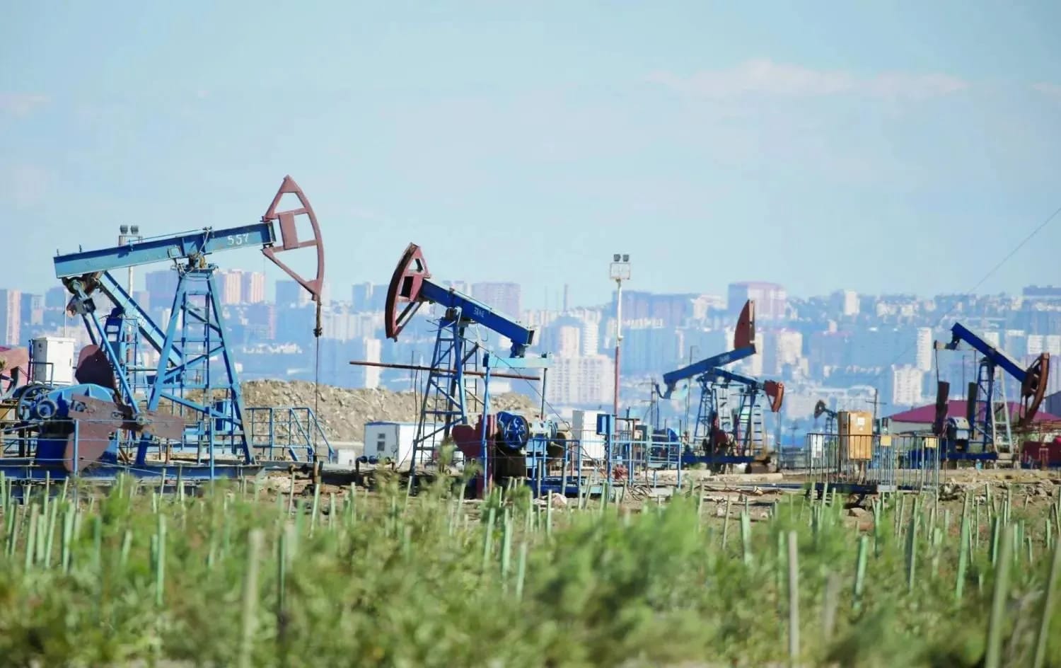 Azerbaijan oil output falls, gas steady in Q1 2026