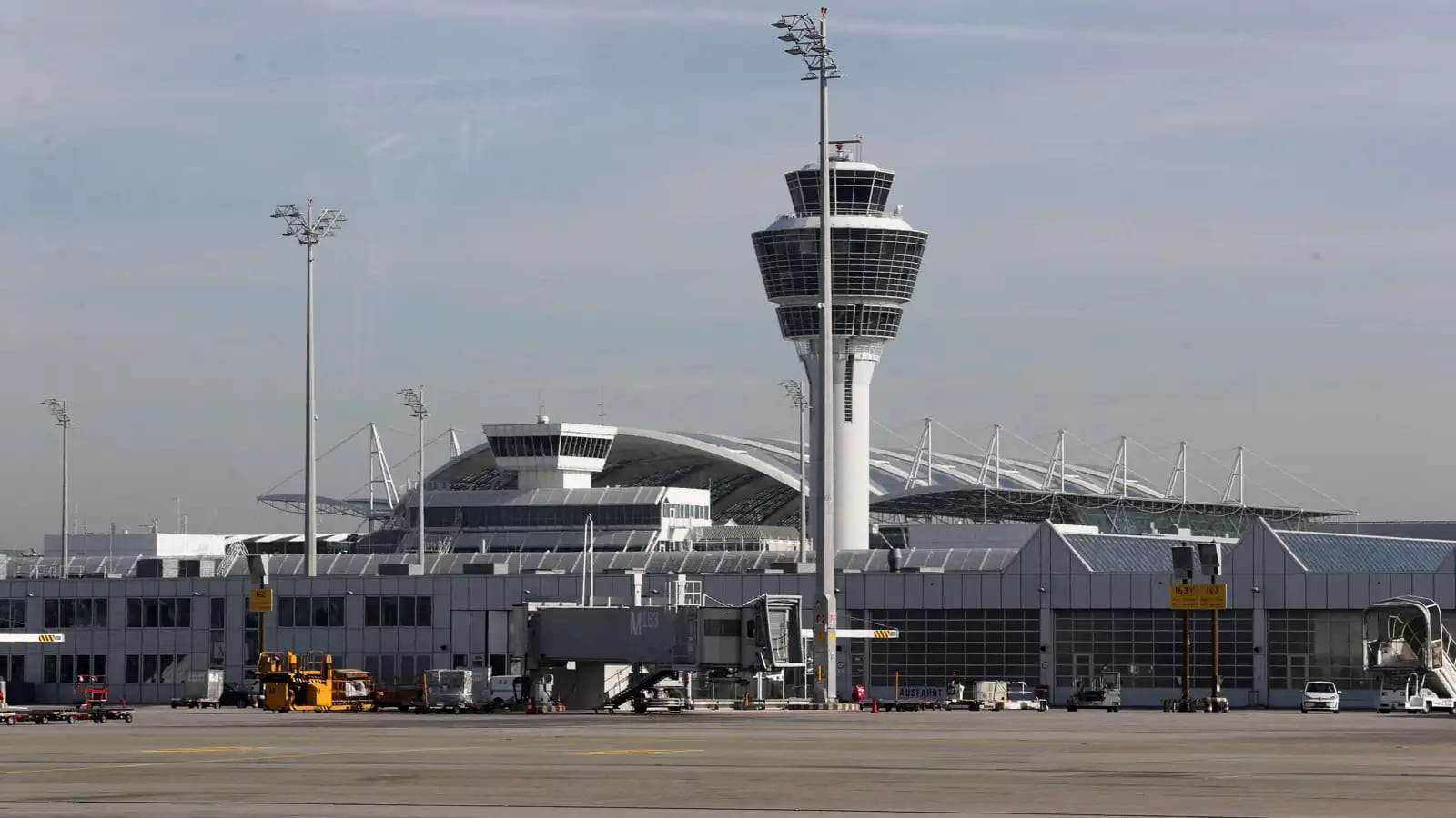 Munich Airport resumes flights after smoke smell halts operations