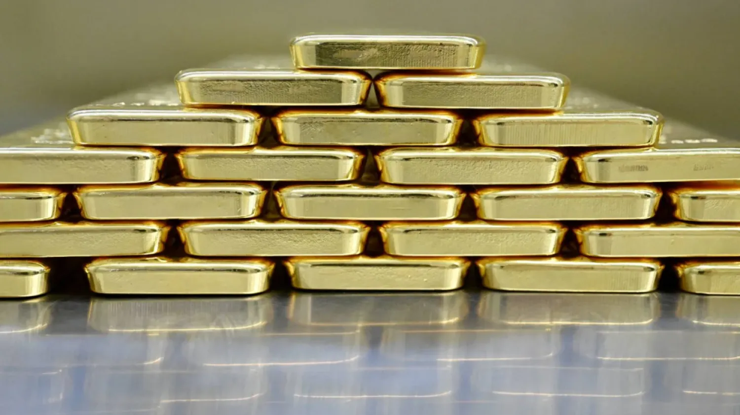 Gold Edges Lower as Trump Extends EU Tariff Deadline