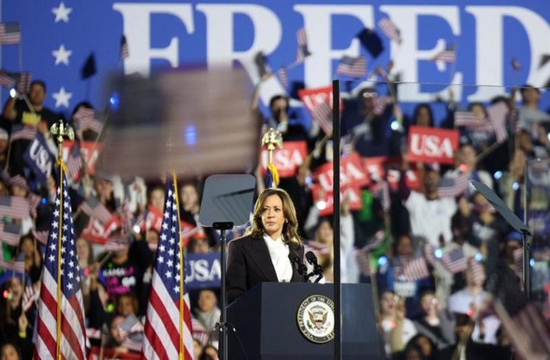 Harris urges US to turn page on Trump 'chaos' in mass White House rally