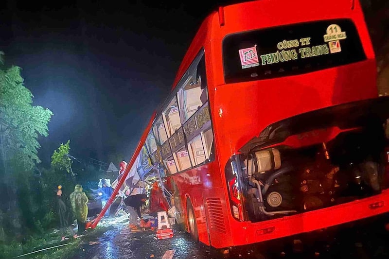 4 killed in passenger bus crash in N. Vietnam
