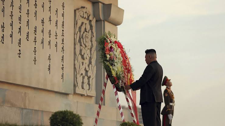  Top DPRK leader visits China-DPRK Friendship Tower
