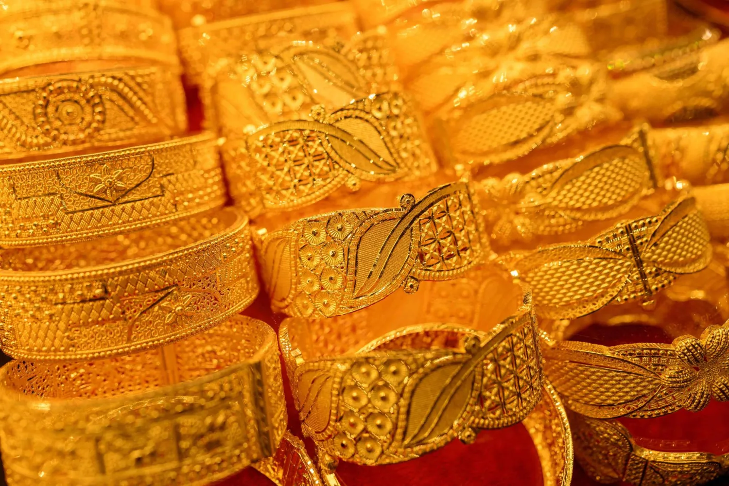 Gold Nears $4,400 on Weaker Dollar, Reduced Fed Rate-hike Bets