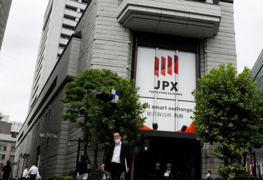 Tokyo stocks end higher on tech shares