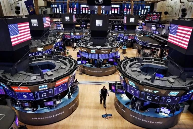 U.S. stocks retreat on banking sector worries