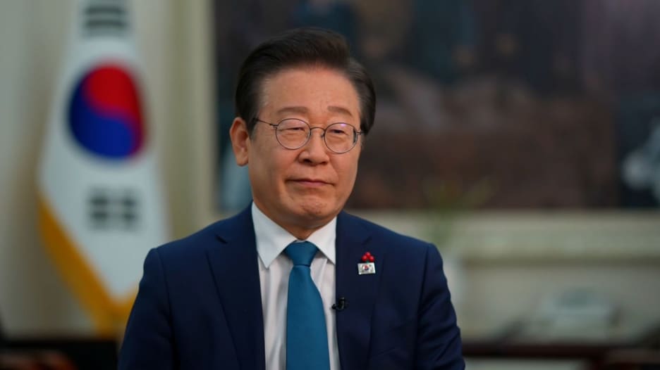 S. Korean president says to face financial crisis with U.S. investment demands